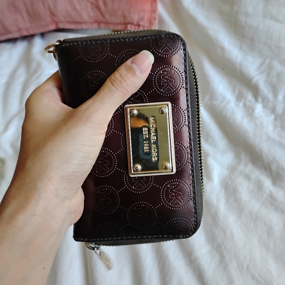 Michael Kors patent leather wallet wristlet - Picture 7 of 9